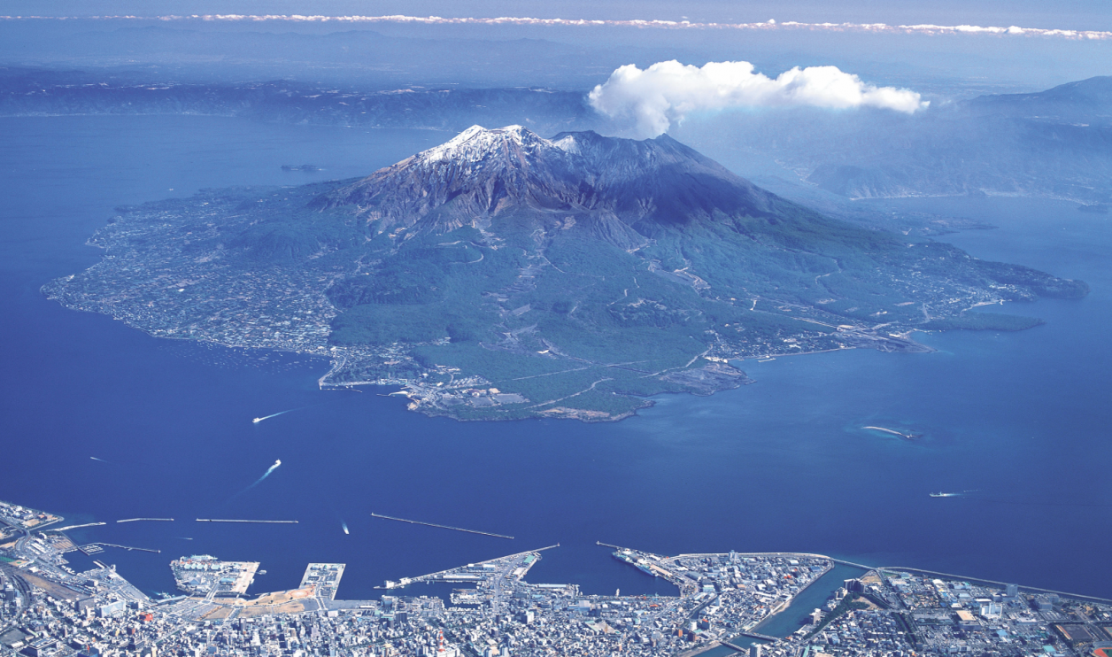 Pilot Announces Sakurajima Eruption Mid-Flight, Passenger Captures Stunning 4500-Meter Ash Plume