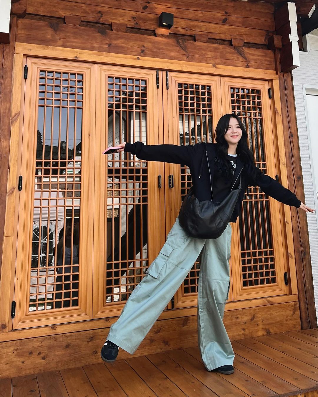 The public has been brainwashed by Ros é's' APT ', but Jisoo is embroiled in controversy! She demonstrates a calm work attitude with Buddhist spirit!