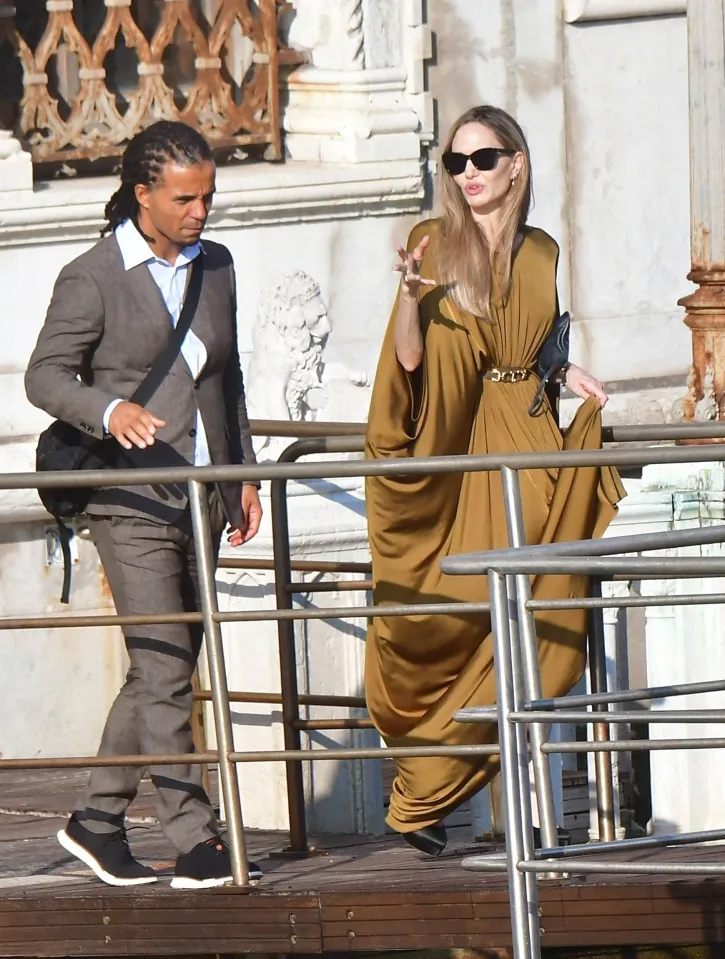 Angelina Jolie's new love affair exposed! Her boyfriend, who is 9 years younger than her, accompanied her through the low point of divorce. Although her appearance is low, true love is beyond doubt!