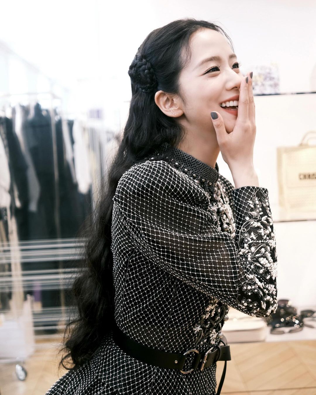 The public has been brainwashed by Ros é's' APT ', but Jisoo is embroiled in controversy! She demonstrates a calm work attitude with Buddhist spirit!
