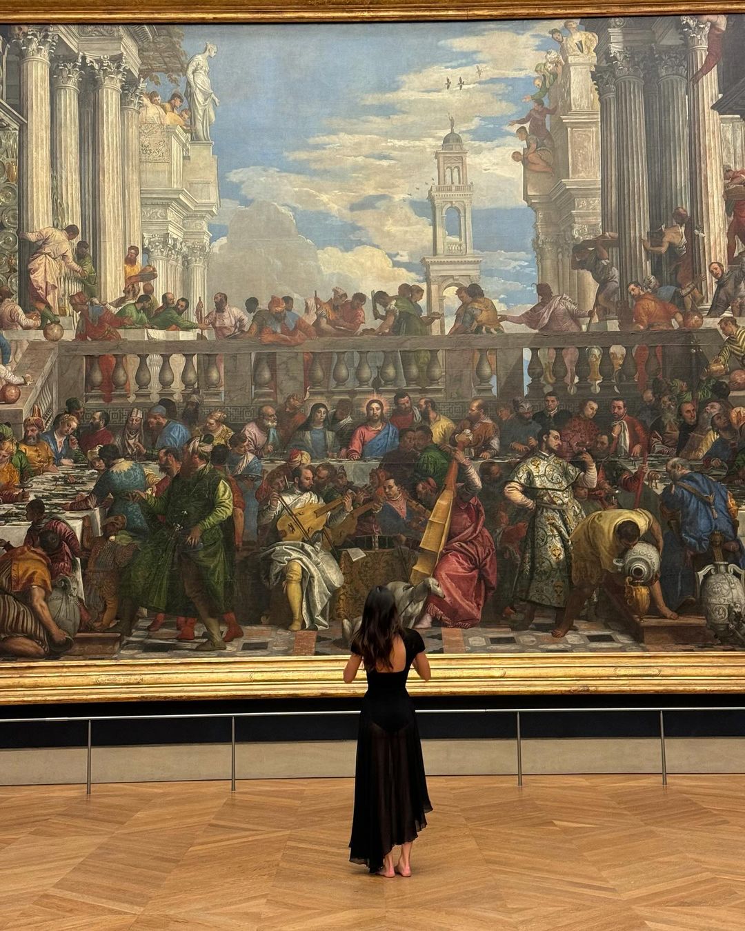 Kendall Jenner's low-key style of flaunting wealth remains unchanged! Late night barefoot check-in photo at Louvre Museum, details attract attention