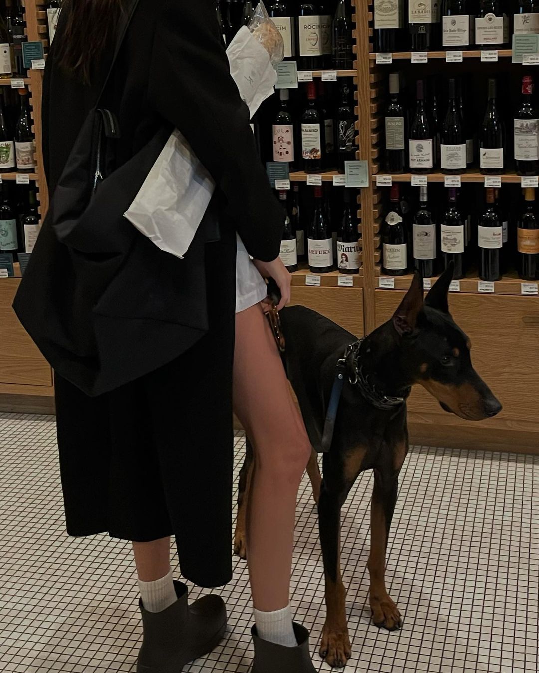 Kendall Jenner's low-key style of flaunting wealth remains unchanged! Late night barefoot check-in photo at Louvre Museum, details attract attention